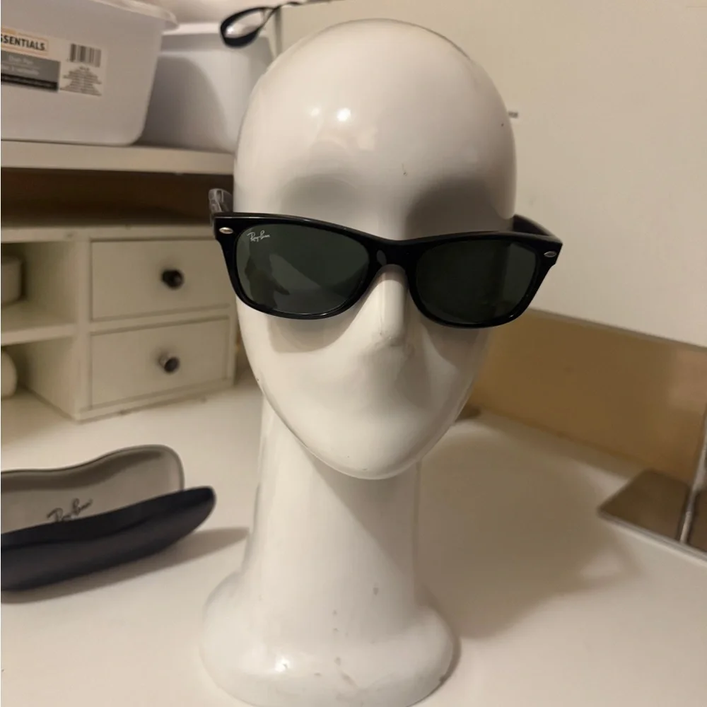Ray-Ban Classic Black Sunglasses with Case in excellent conditions high quantity